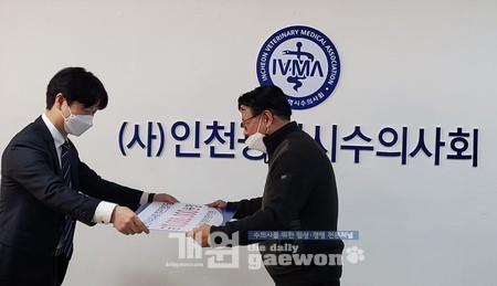 박정현 회장(좌)이 임영석 회관건립추진위원장에게 공로패를 수여하고 있다.
