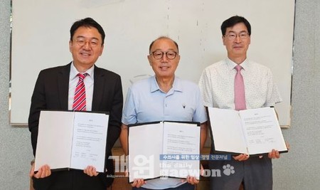 사진 왼쪽부터 박성준 대표, 이성식 회장, 서승원 사장