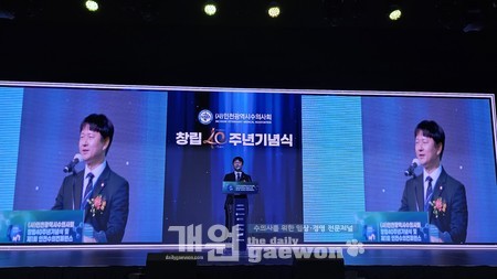 박정현 회장이 인천지부 창립 40주년 기념사를 하고 있다.