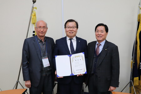 허주형 당선인이 이흥식 선거관리위원장과 김옥경 회장이 참석한 가운데 당선증을 수여받았다.