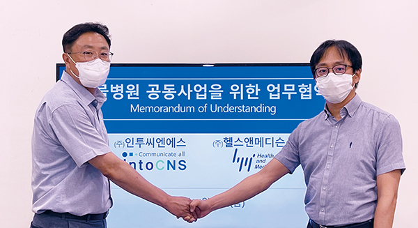 인투씨엔에스 허성호 대표(좌)와 헬스앤메디슨 김현욱 대표.