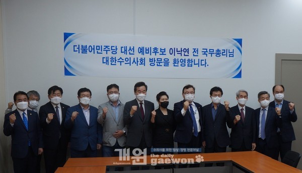이낙연 더불어민주당 대선 경선 후보(가운데)와 참석자들이 정책간단회를 마친 뒤 기념촬영을 하는 모습.이낙연 더불어민주당 대선 경선 후보(가운데)와 참석자들이 정책간단회를 마친 뒤 기념촬영을 하는 모습.