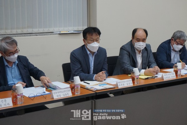 왼쪽부터 한국수의학교육인증원 김용준 원장, 농림축산식품부 방역정책과 김정주 사무관, 대한수의사회 우연철 사무총장, 한국동물보건사대학교육협회 박영재 회장