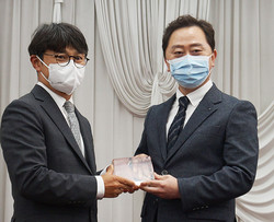 열정적으로 활동한 김준일 전 조직위원장의 노고에 감사의 뜻을 담아 감사패를 전달하고 있다. 장환수 조직위원장(우)과 김준일 전 조직위원장.