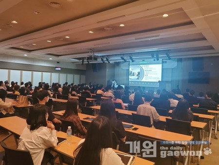 ​미주리대학에서 근무 중인 이연혜 수의사가 줌을 통해 미국수의사가 되기 위한 절차와 현지 상황에 대해 설명하고 있다.