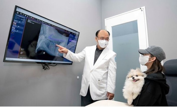 오이세(SKY동물메디컬센터) 대표원장이 '엑스칼리버'를 활용해 분석한 엑스레이 사진을 보호자에게 설명하고 있다.