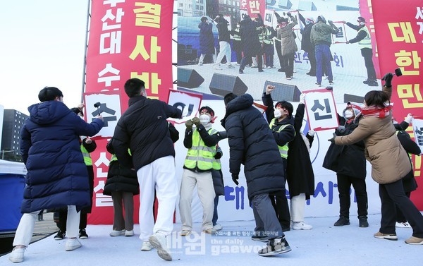 수의대 신설 패널 깨기 퍼포먼스.