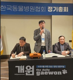 이병렬 회장이 인사말을 하고 있다.