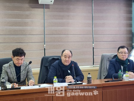 △우연철(대수회) 사무총장이 제시된 방안에 대한 의견을 발표하고 있다.<br>