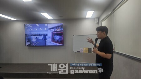 윤국진 대표원장이 병원 소개를 하고 있다.