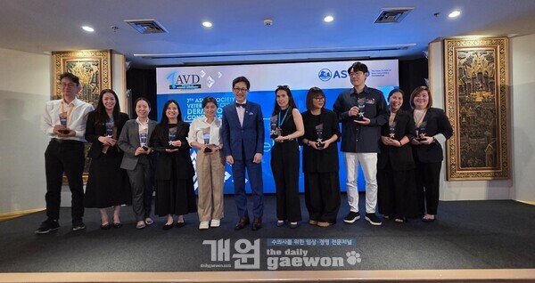 강종일 ASVCD 회장(가운데)이 제7회 아시아수의임상피부학회(ASVCD) 컨퍼런스에서 부스로 참여한 산업체 및 후원사 관계자들에게 감사패를 수여한 뒤 기념촬영을 하고 있다.