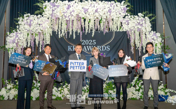 왼쪽부터 올해의 인물 및 기관 전가영, 유동석, 송하경 총재, 오서연, 조동현 수상자.