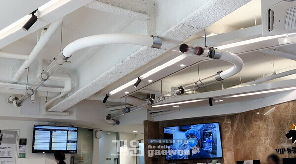 3층 대기실 천장에 설치된 기송관 시스템